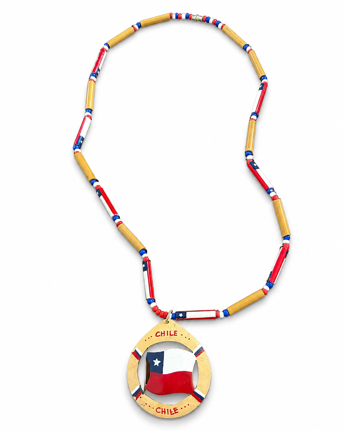 Collar Artesanal Chileno con Bandera de Chile – Accesorio Folclórico Tricolor