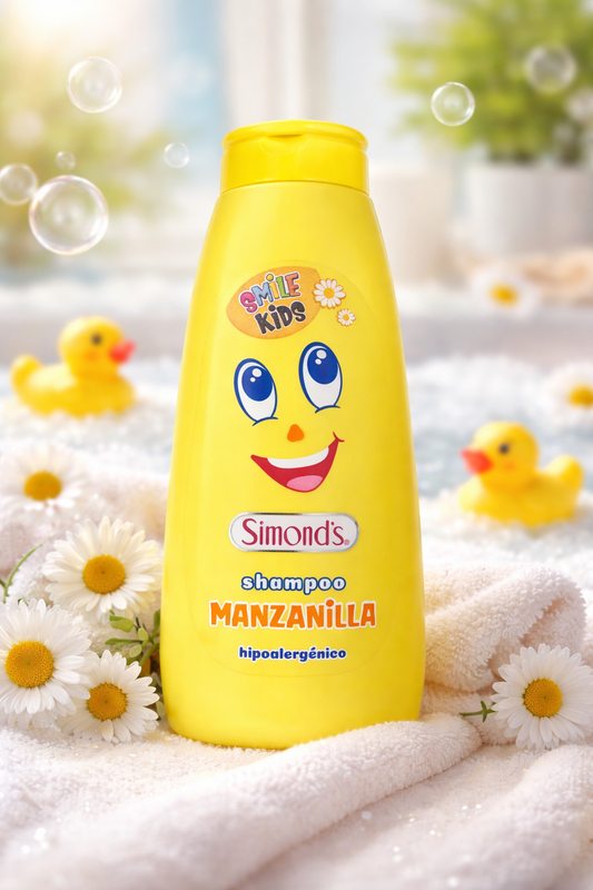 Shampoo Simond’s Smile Kids de Manzanilla 270ml. Botella amarilla con diseño de cara sonriente rodeada de flores de manzanilla y patitos de goma.