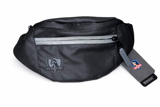 Banano negro oficial de Colo Colo con logo y correa ajustable.