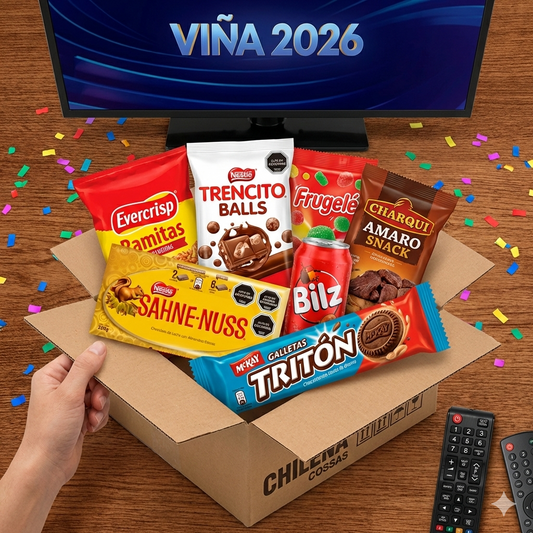 Caja de envío de Chilena Cossas abierta con snacks chilenos: chocolate Sahne-Nuss, Ramitas de queso Evercrisp, Trencito Balls, gomitas Frugelé, Bilz, galletas Tritón y Charqui Amaro.